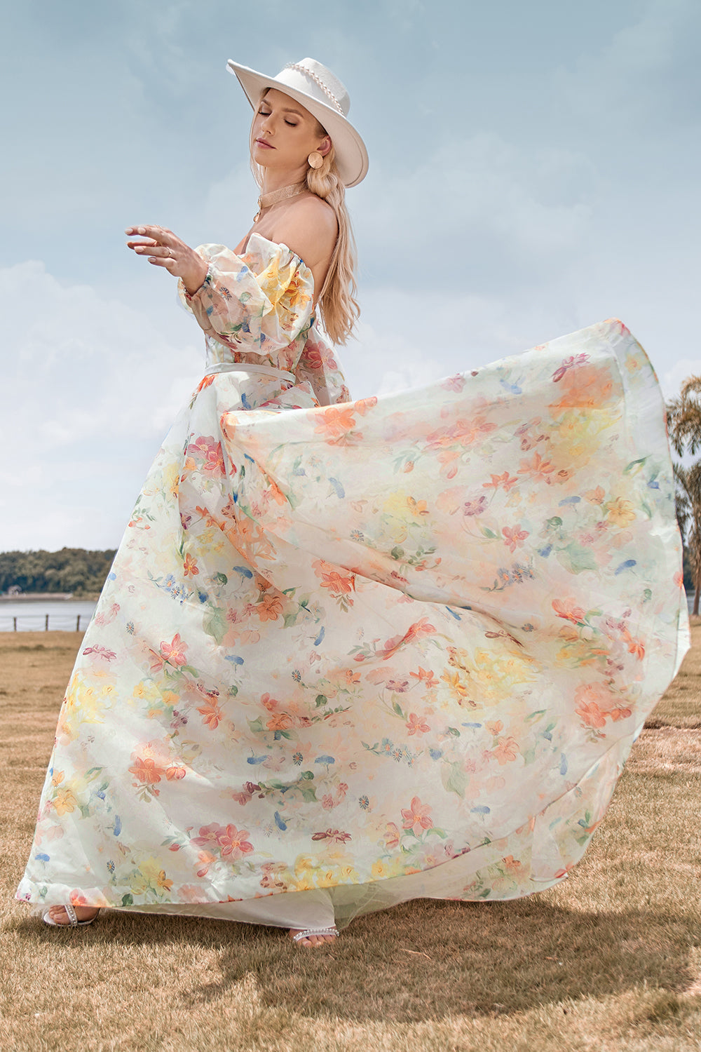 Charmant A Line Sweetheart Ivory Floral Sweep Train Robe de mariée avec manches