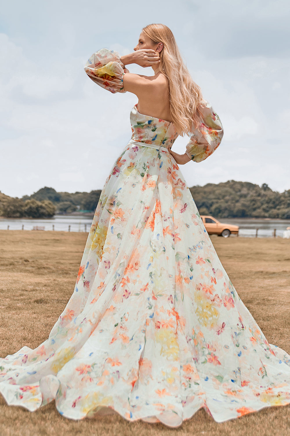 Charmant A Line Sweetheart Ivory Floral Sweep Train Robe de mariée avec manches