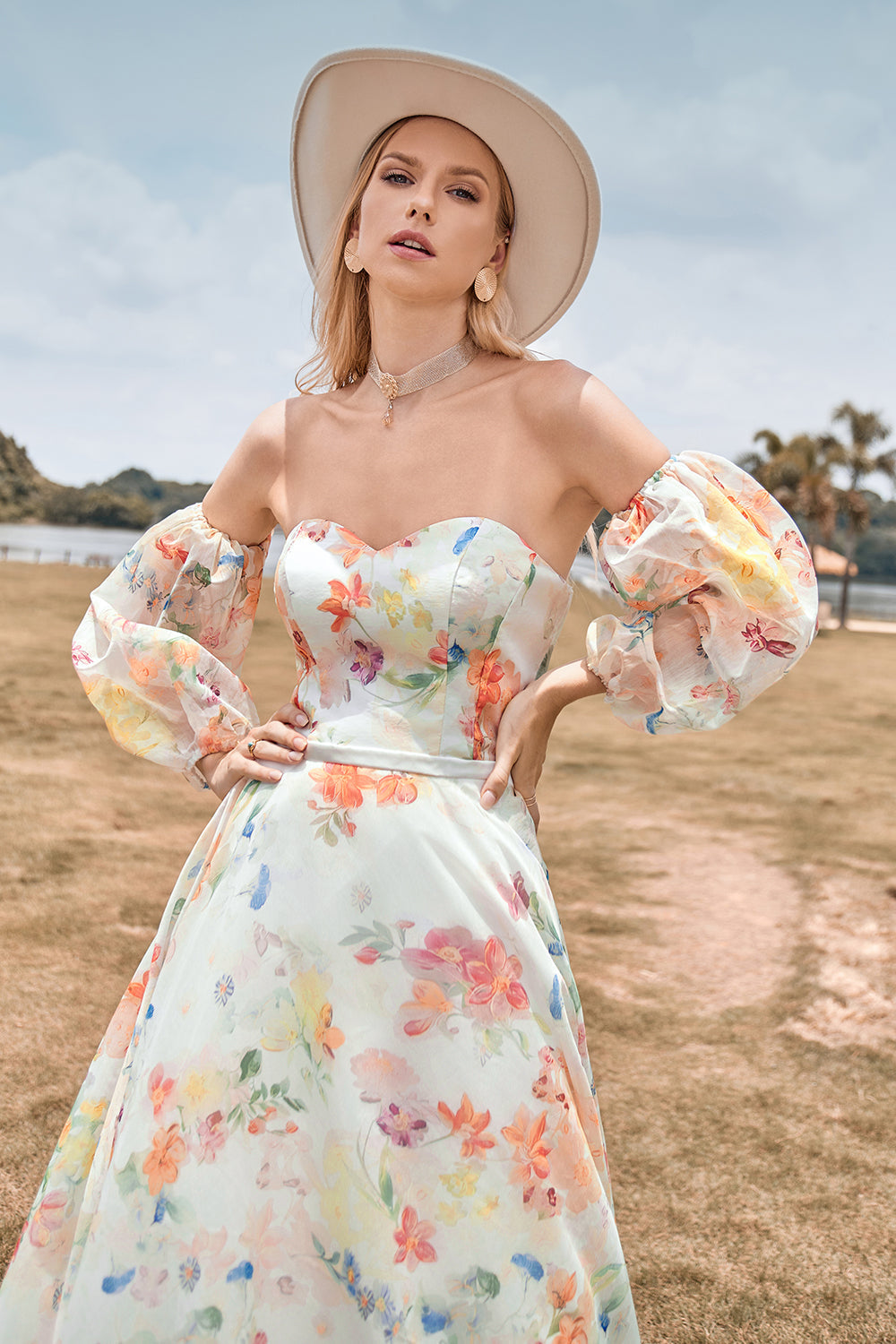 Charmant A Line Sweetheart Ivory Floral Sweep Train Robe de mariée avec manches