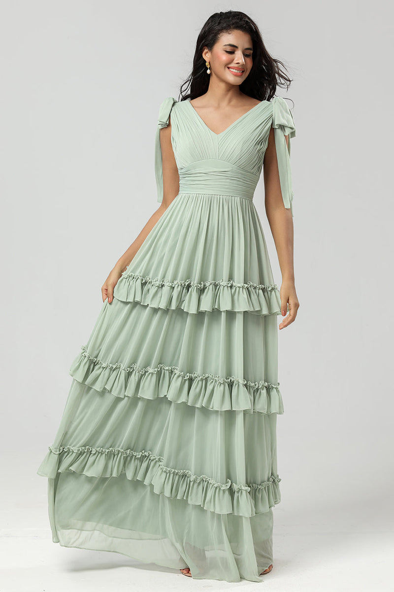 Charger l&#39;image dans la galerie, Une robe de demoiselle d’honneur verte en mousseline de soie avec plissée