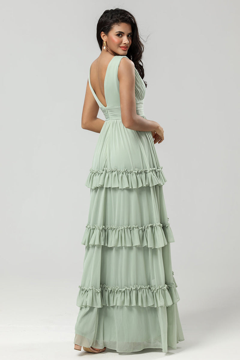 Charger l&#39;image dans la galerie, Une robe de demoiselle d’honneur verte en mousseline de soie avec plissée