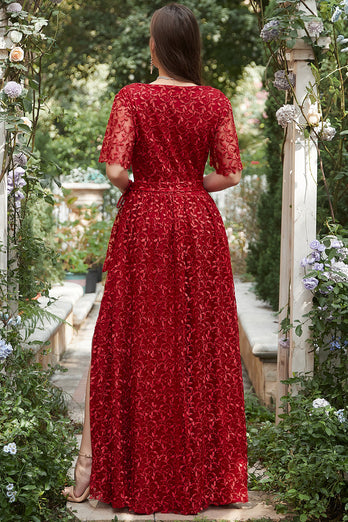 Une robe de demoiselle d’honneur longue rouge à col V avec broderie