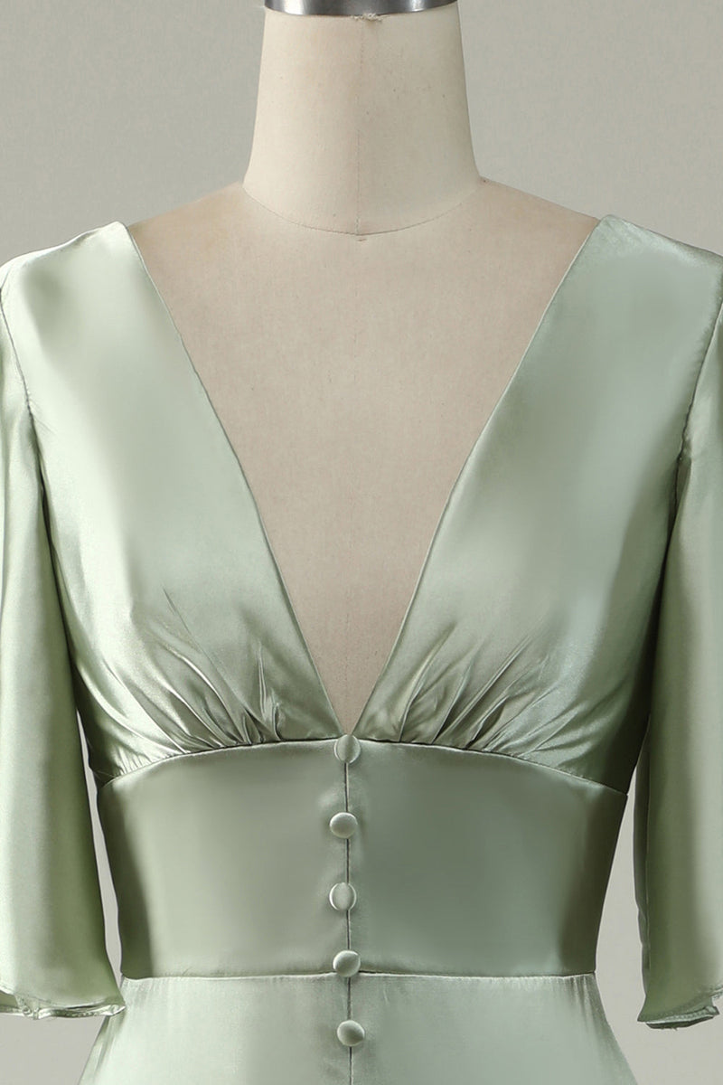 Charger l&#39;image dans la galerie, Une robe de demoiselle d’honneur vert clair à col V profond avec demi-manches