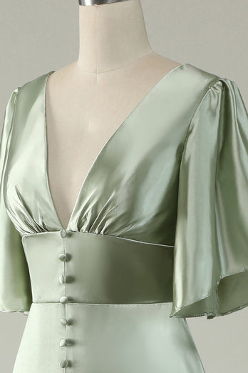 Une robe de demoiselle d’honneur vert clair à col V profond avec demi-manches