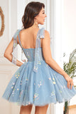 Une ligne Bretelles Spaghetti Robe de Cocktail Courte Noire avec appliques