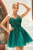 Une ligne Spaghetti Straps Vert foncé Robe courte Cocktail avec appliques Perlation