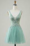 Une ligne de robe verte mignonne avec des appliques