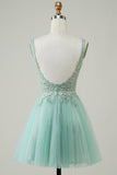 Une ligne de robe verte mignonne avec des appliques