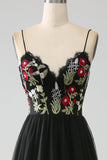 Robe de Soirée noire trapèze à bretelles spaghetti brodées longue corset
