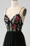 Robe de Soirée noire trapèze à bretelles spaghetti brodées longue corset