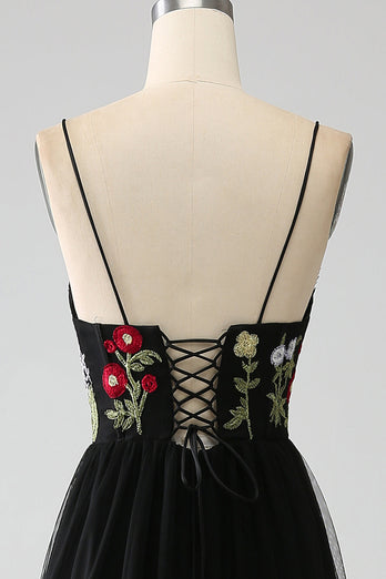 Robe de Soirée noire trapèze à bretelles spaghetti brodées longue corset