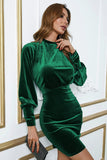 Robe de cocktail en velours vert à manches longues