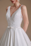 Robe de mariée blanche A-Line col V avec dentelle